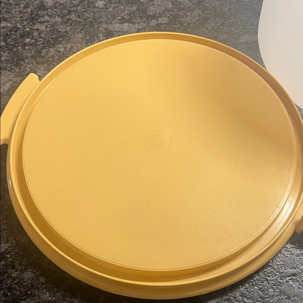 Vintage Tupperware Yellow and White Cake Carrier WITH handle. Exc preloved shape